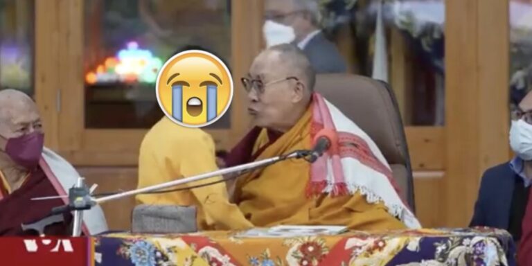 Dalai Lama besa a un menor de edad