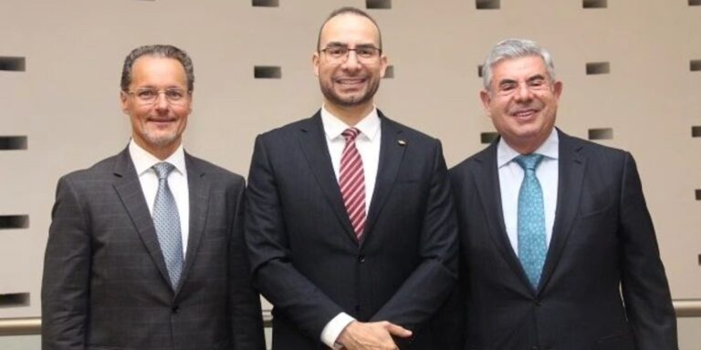 Estudiantes de la IBERO arremeten contra Luis Arriaga