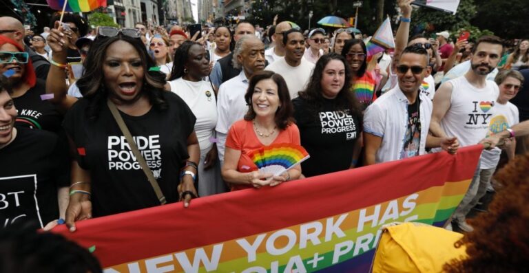 Declaran a NY como refugio seguro para jóvenes trans