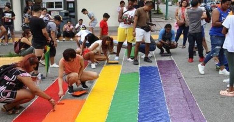 Migrantes LGBT+ pintan sendero en Chiapas