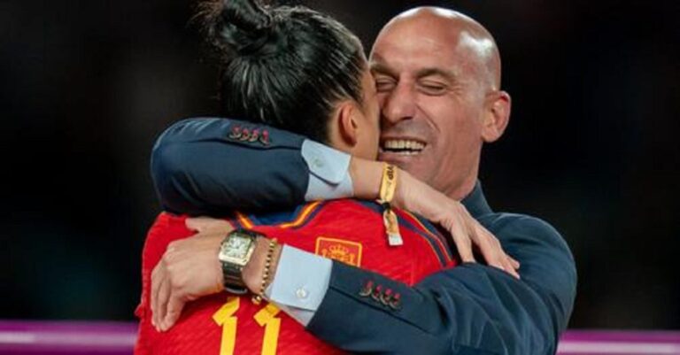 Tras besos en mundial a mujeres, Luis Rubiales causa repudio