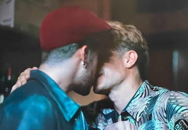 Aparecen con beso Gael García y Bad Bunny en biopic Cassandro