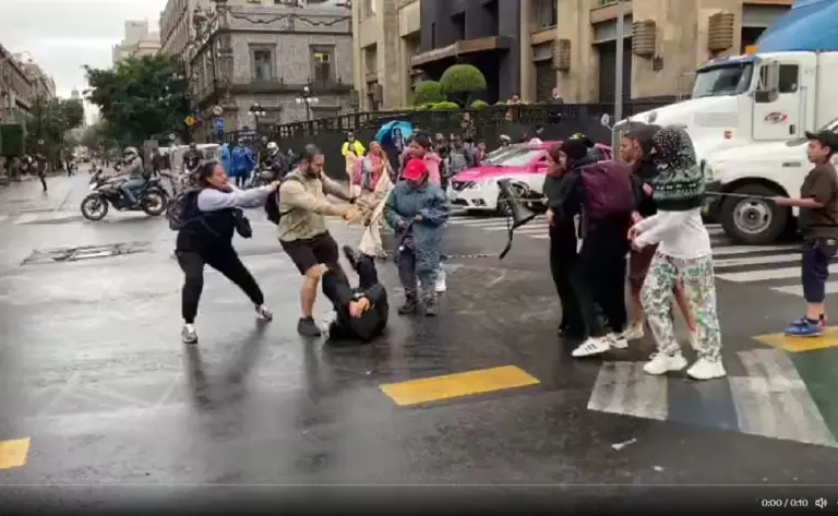 Golpean a mujer en plena marcha contra la violencia de género