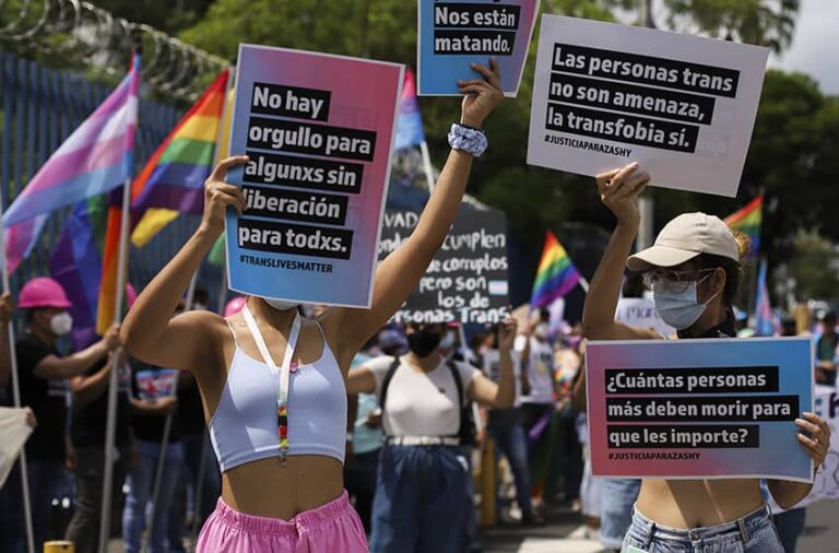 'No es mujer' lleva días siendo tendencia en X, mostrando la transfobia de muchos