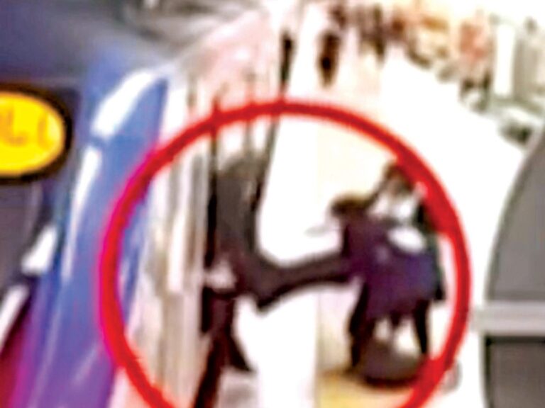 Policías dejan en coma a joven mujer iraní tras protestas