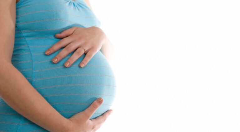 Enganchan a mujeres fértiles para “renta de úteros”