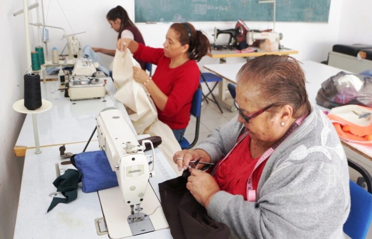 Mujeres adultas mayores ganan menos que los hombres en la Cdmx