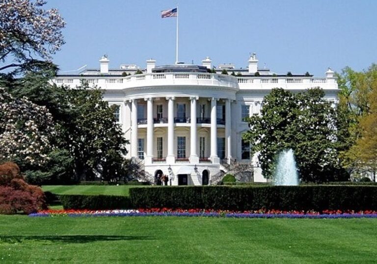 Casa Blanca busca derogar veto a bandera del orgullo LGBT en oficinas estatales