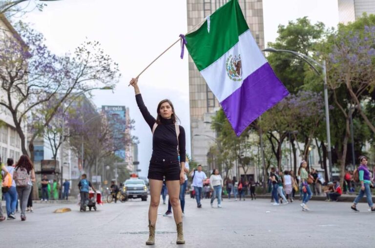 ¿Sabes qué significan los colores de la bandera feminista?