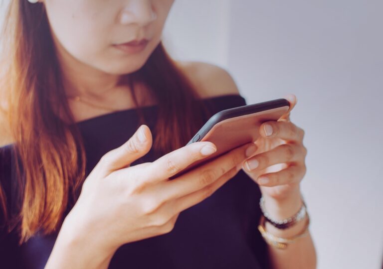 Más del 50% de mujeres han sido víctima de stalkerware