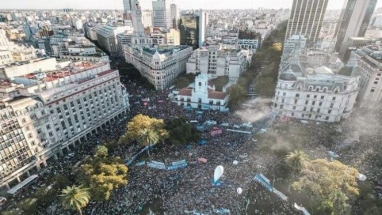 Marchan en defensa de la educación pública y el presupuesto en Argentina