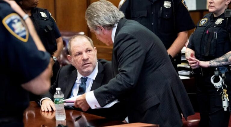 Tribunal revoca condena por violación al productor Harvey Weinstein