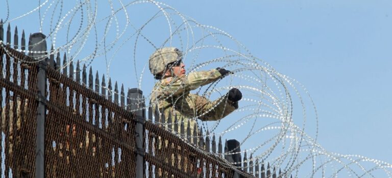 Corte de EU autoriza retiro de alambre de púas que Texas colocó en la frontera con México