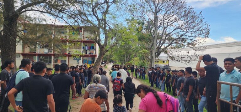 “No podemos abandonarlos, queremos saber qué pasó”: a 10 años de Ayotzinapa inicia jornada de lucha