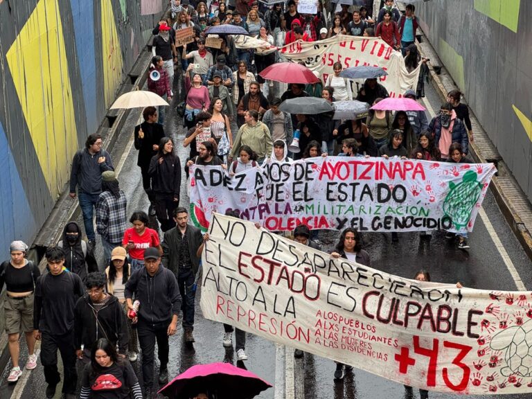 Familiares de los 43 estudiantes de Ayotzinapa exigen justicia