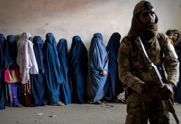 "Nadie es discriminado": Talibán rechaza críticas sobre medidas que afecten a mujeres y niñas