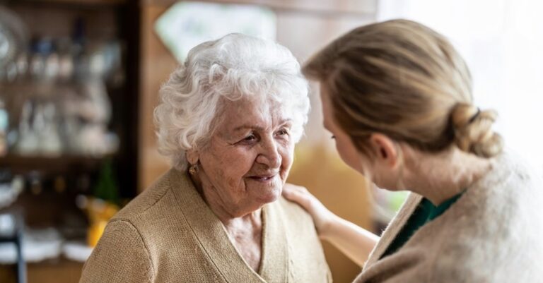 Cuidar paga: así se alza la economía del cuidado como un sector clave para América Latina
