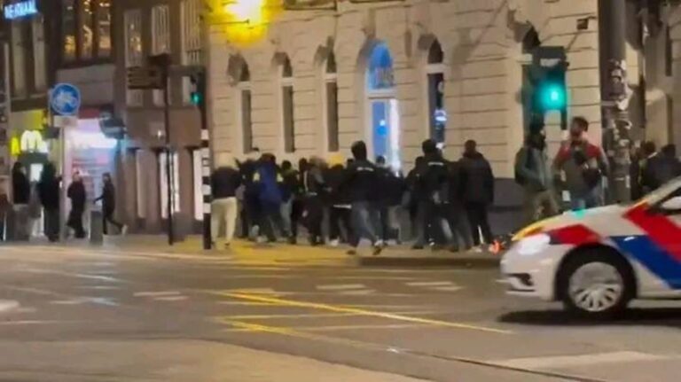 Al menos cinco heridos y decenas detenidos tras ataque contra hinchas de fútbol israelíes en Ámsterdam