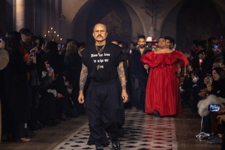 Defienden a la comunidad LGBTQIA+ mundial en pasarela de modas