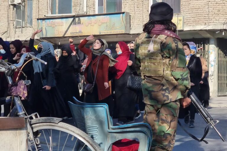 Tribunal pide detener al líder de los talibanes por perseguir a las mujeres