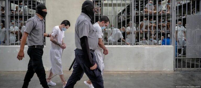 El Salvador enviará a menores a cárceles de adultos