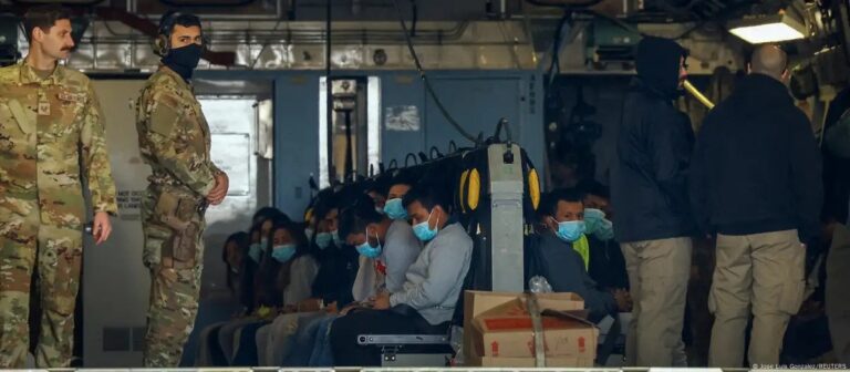 EE.UU. planea cárceles para migrantes en 10 bases militares