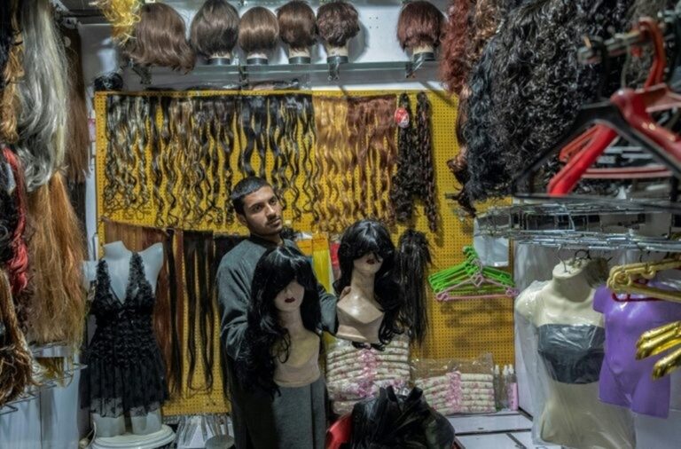 Mujeres afganas venden su cabello para subsistir