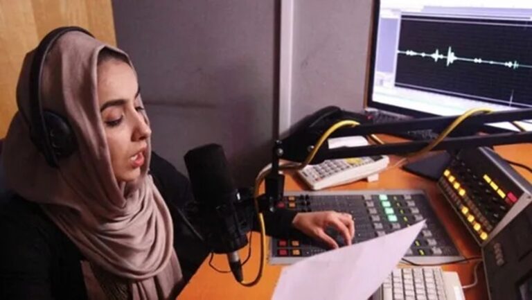 Ahora, talibanes prohíben voces femeninas en la radio