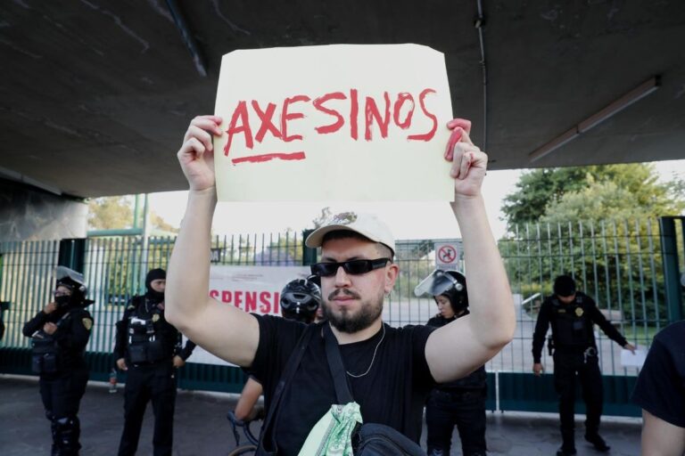 Manifestantes denuncian "negligencia" en muerte de fotógrafos