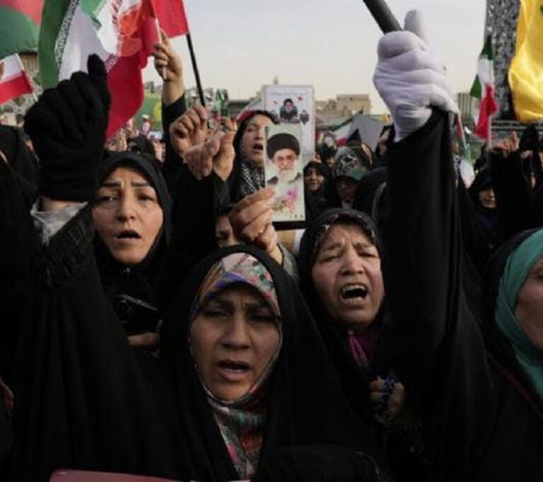 Irán suspende aplicación obligatoria del hiyab en público