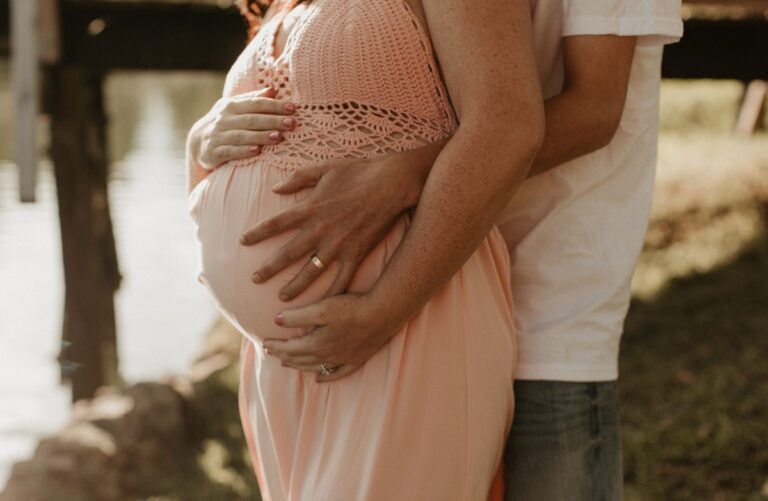 SCJN rechaza que mujer adopte a su hija concebida en subrogación de vientre