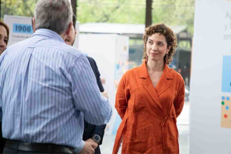 Sentencian a escritora a pagar terapia psicológica de exprofesor acusado de acoso sexual