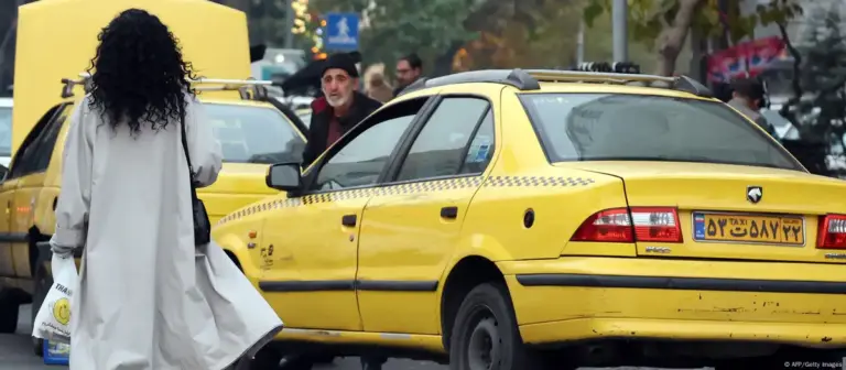 Irán: las mujeres desafían el velo islámico obligatorio