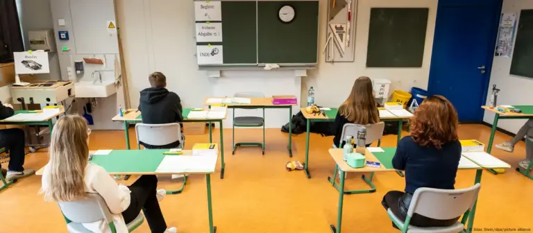 Escándalo en escuela alemana por propuesta de eslogan nazi