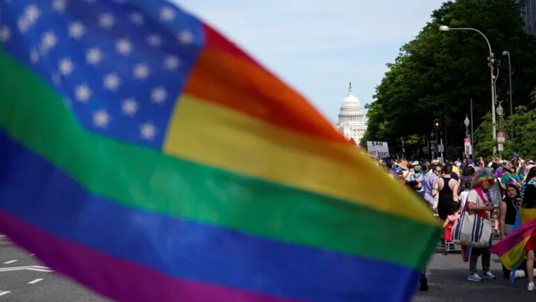 Trump acabará con línea telefónica para prevenir suicidios de jóvenes LGBT+