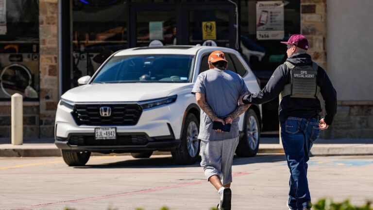 Exlíder de los Proud Boys quiere que delates a tus vecinos migrantes a cambio de criptomonedas