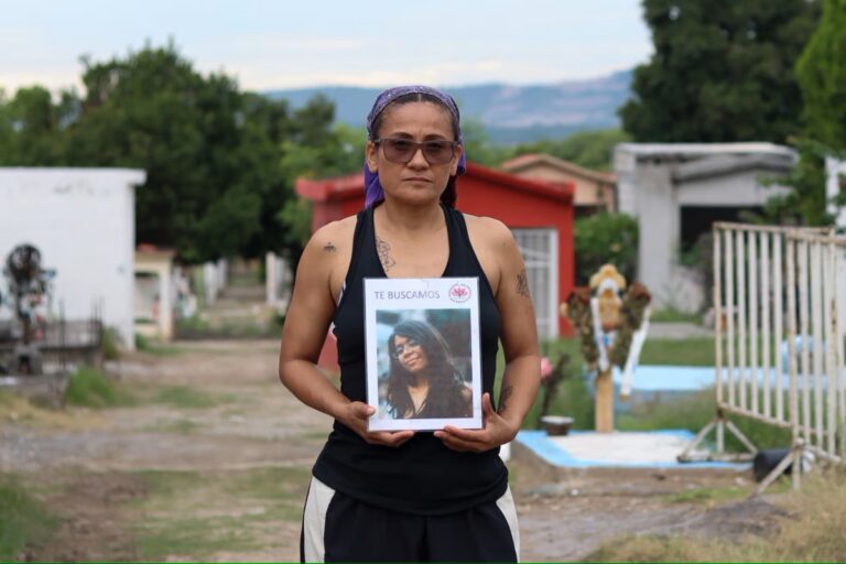 Madres buscadoras de Morelos rastrean a desaparecidos en panteón