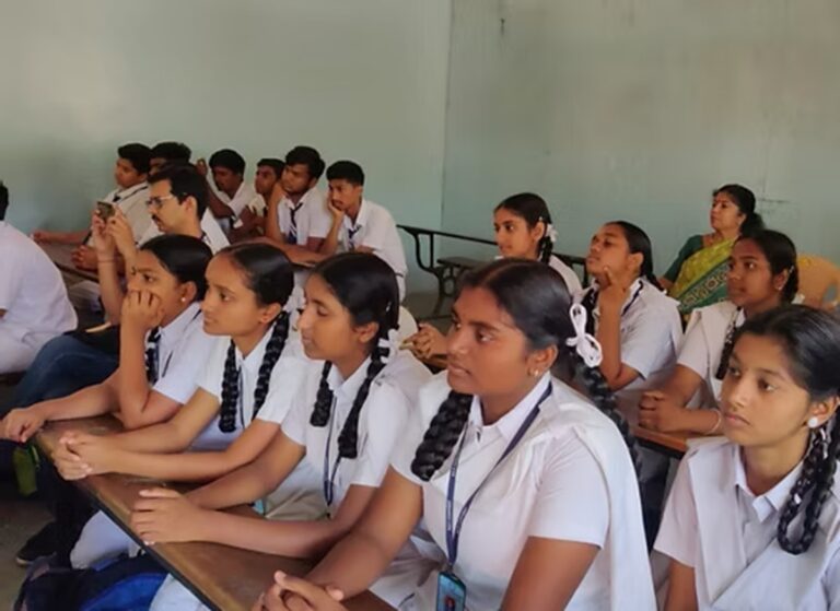 Colegio en La India obliga a varias alumnas a desnudarse en clase