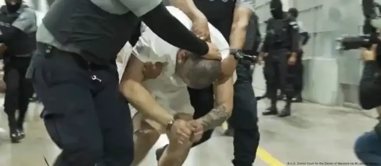 Kilmar Ábrego dice que fue torturado en megacárcel de Bukele