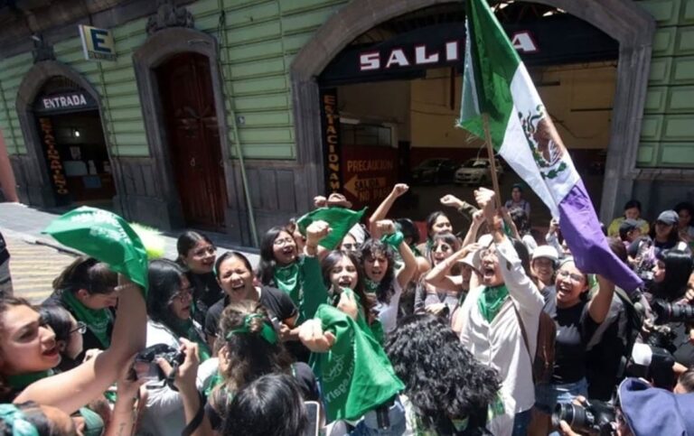 Conservadores se hacen pasar por colectivos feministas para evitar abortos en Puebla