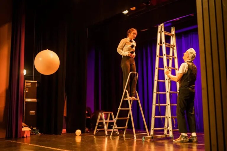 Qué aprendió periodista tras diseñar experimento para cambiar su personalidad y ser más feliz