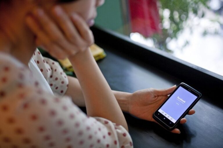 Pega violencia digital a millones de mujeres jóvenes
