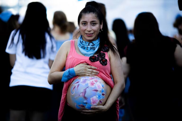 Milei elimina plan que redujo el embarazo adolescente en Argentina