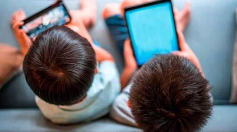 Niños apegados a máquinas y desapegados de humanos