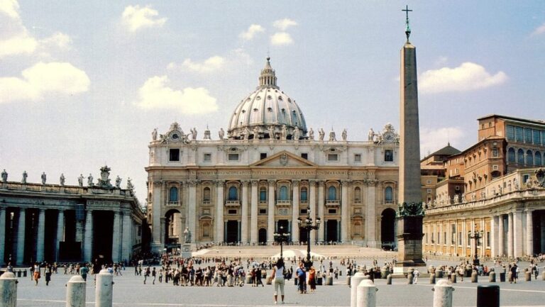 Papa León XIV descarta reformas en doctrina LGBTQ+