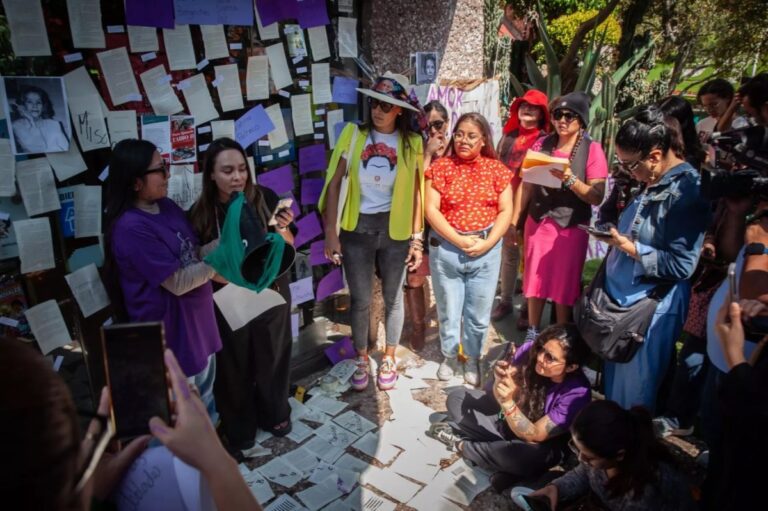 Mitin poético exige renuncia de Paco Ignacio Taibo II