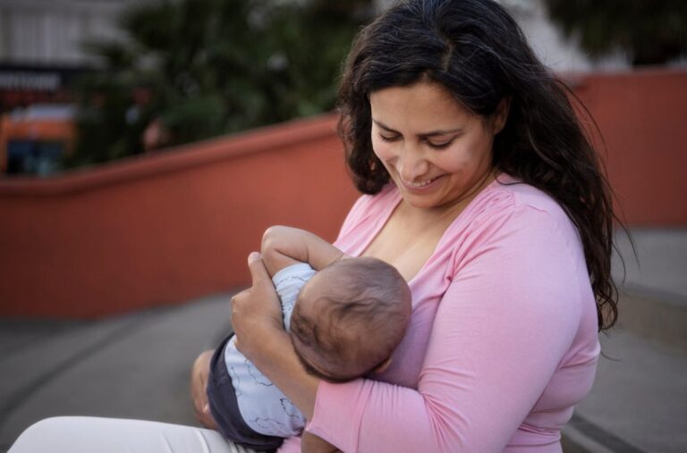 Mujer trabajadora en un espacio de lactancia moderno dentro de su empresa, tal como lo ha puesto en marcha Grupo Kosmos.