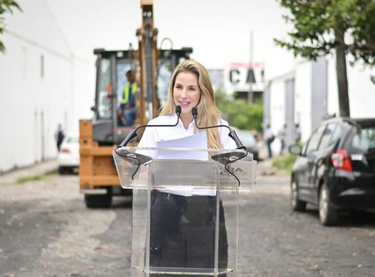 Patricia Lobeira Rodríguez dirigiendo un mensaje público en evento municipal de Veracruz.