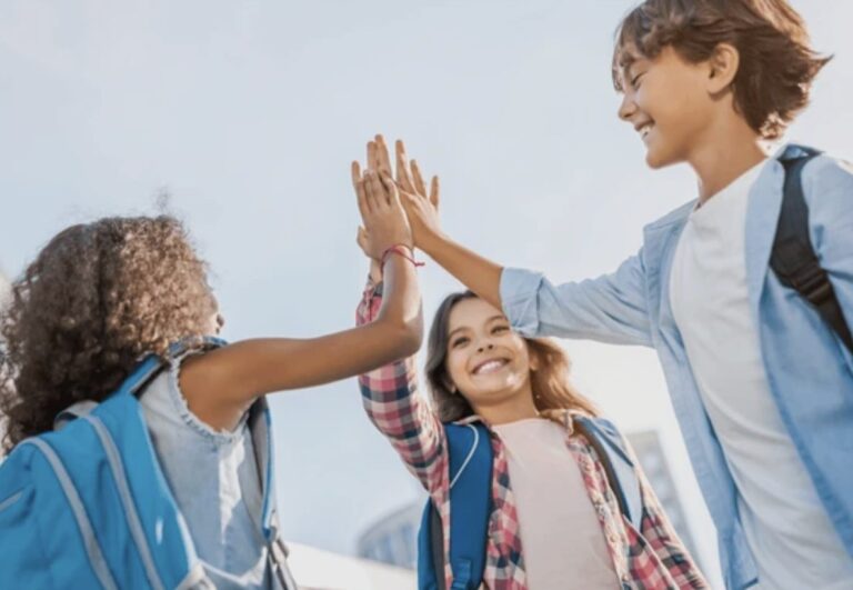 Recreación de niñas y niños compartiendo dinámicas de empatía en programa educativo de Seguritech y FEM.