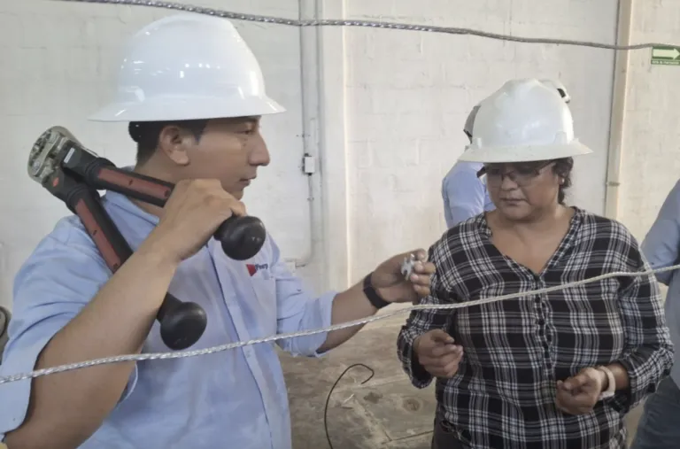 Mujeres profesionales colaborando en proyectos tecnológicos en Seguritech.
